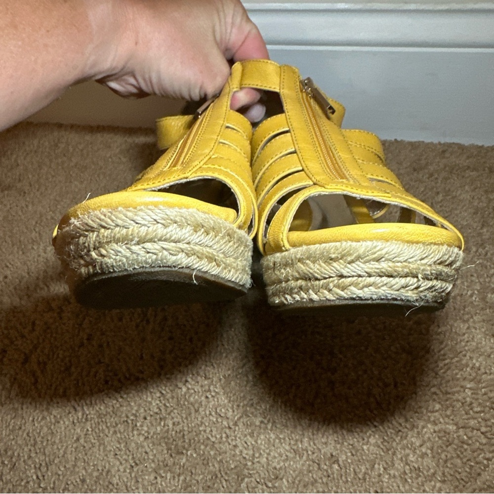 Sofft Women’s Wedge Heels  Zip Yellow Sandal Size 8M Leather - Picture 4 of 12